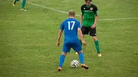 “他夺冠悬念不大，中文流利“铁娘子”却成焦点”